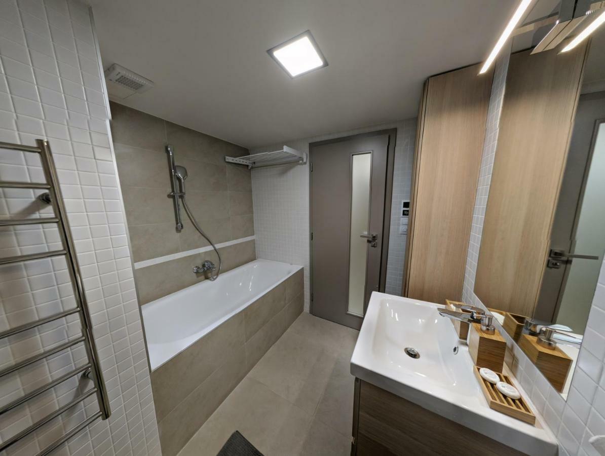 Ap10 - Apartments 4U Brezinova "Overnight Simply" Hradec Králové Buitenkant foto
